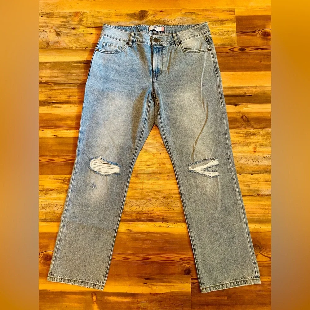 Cabi 100% Boyfriend Distressed Jeans NWOT - Picture 3 of 7